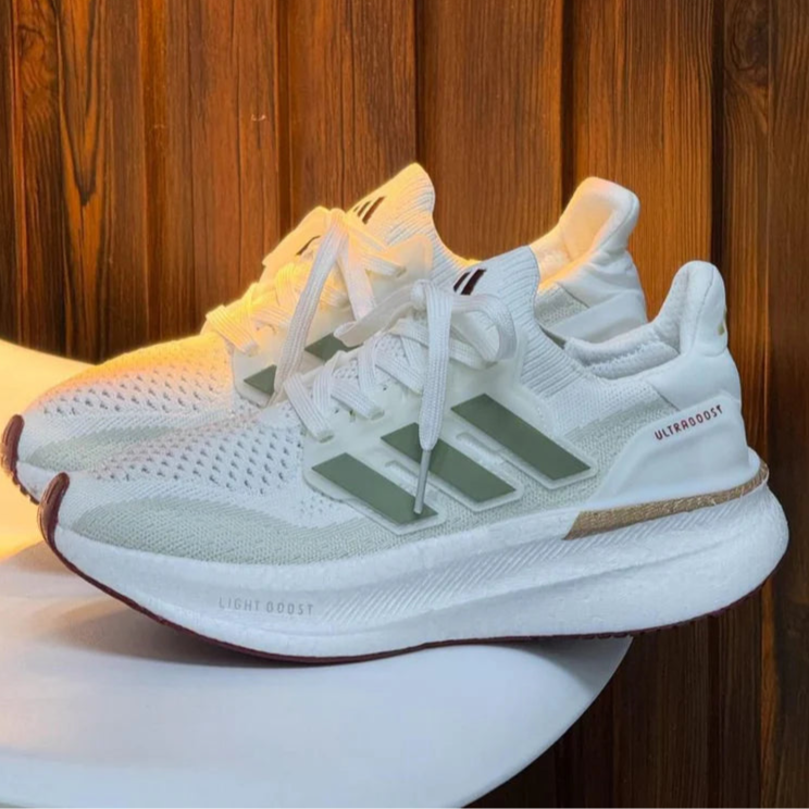 ULTRABOOST LIGHT BOOST