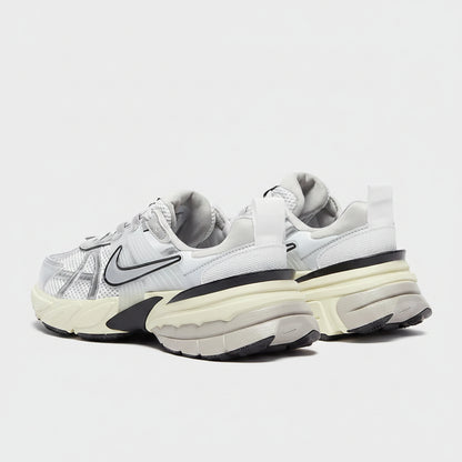 NIKE V2K  PLATEADO
