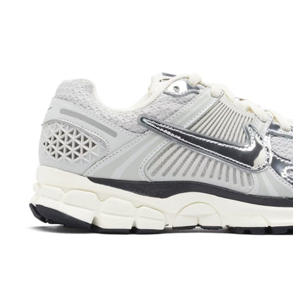 NIKE VOMERO GRIS/PLATA
