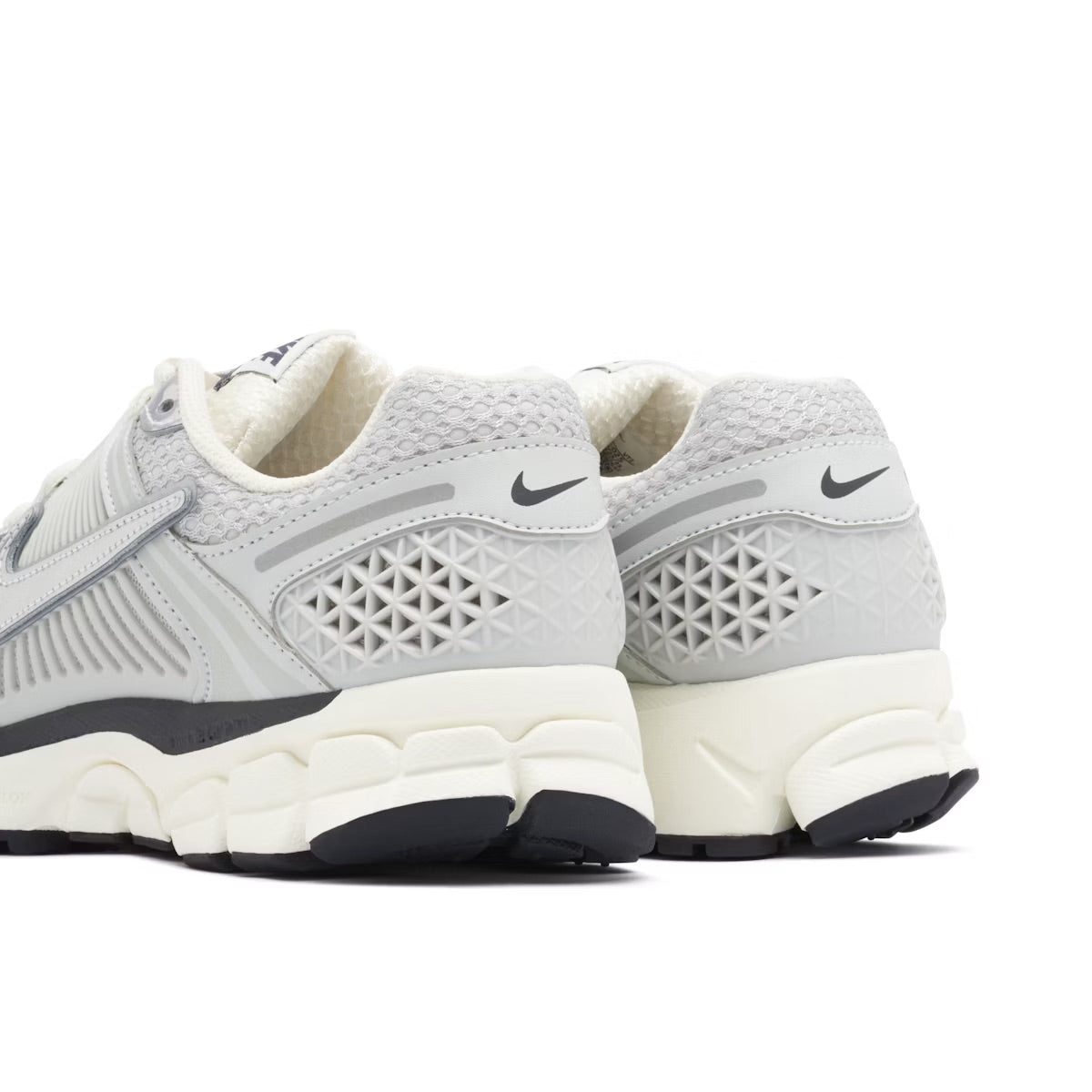 NIKE VOMERO GRIS/PLATA