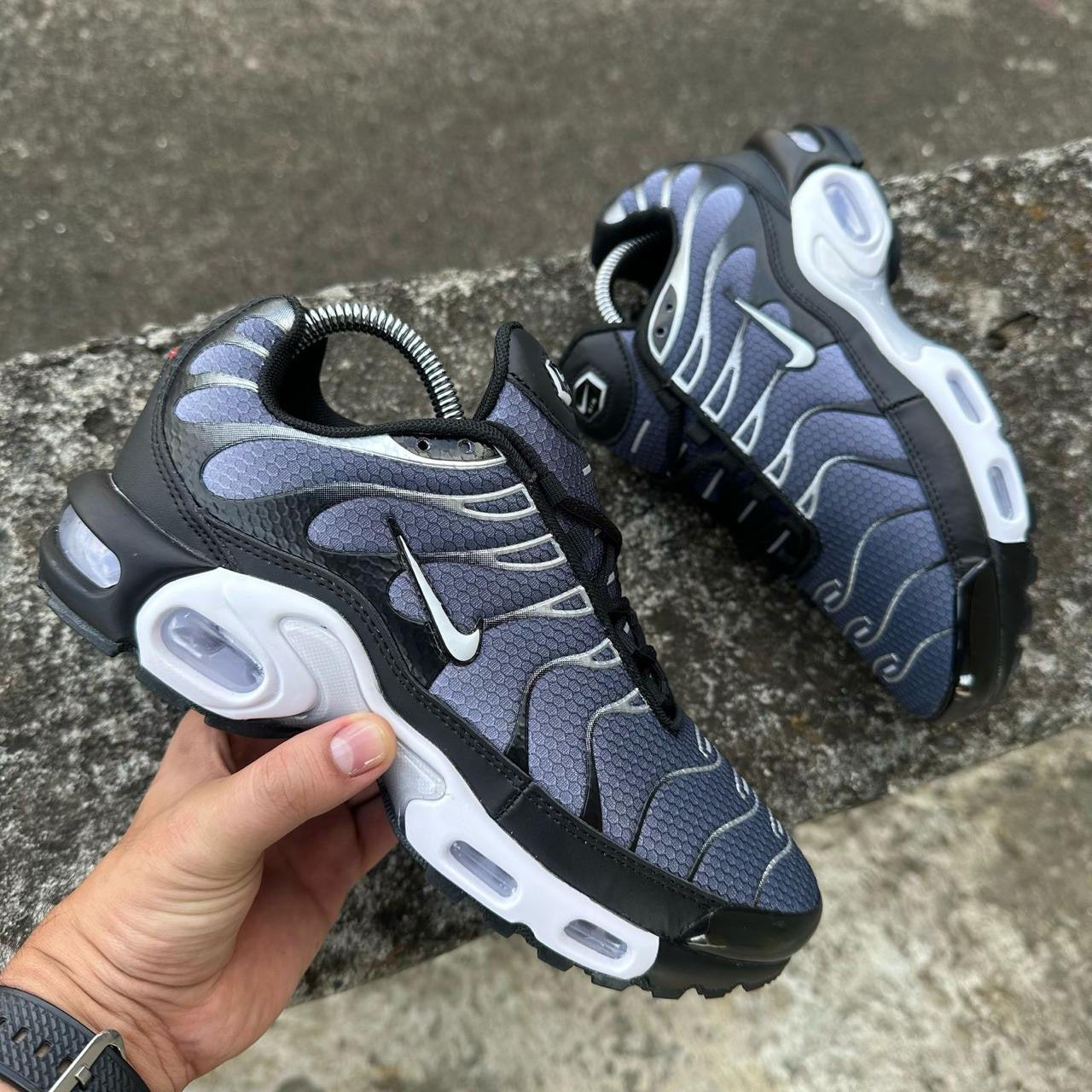 NIKE TN NEGRO - BLANCO