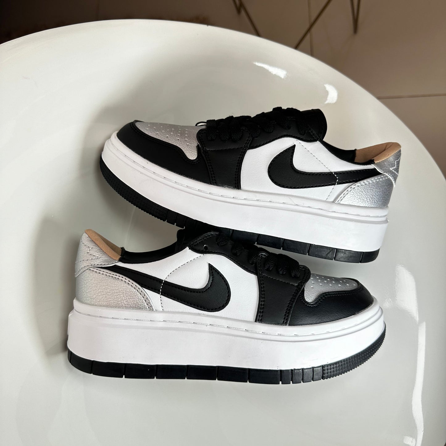 NIKE BLAZER PLATEADO