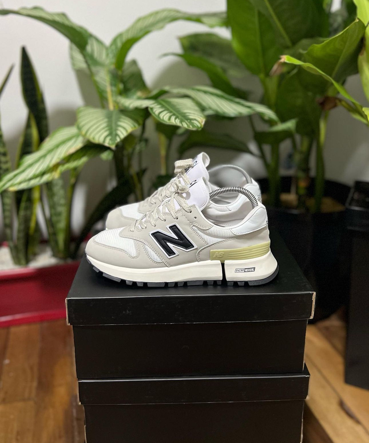 NEW BALANCE 1300 GRIS - NEGRO