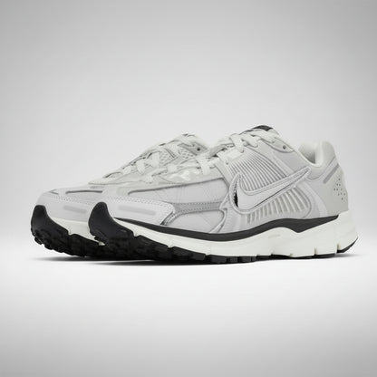 NIKE VOMERO GRIS/PLATA
