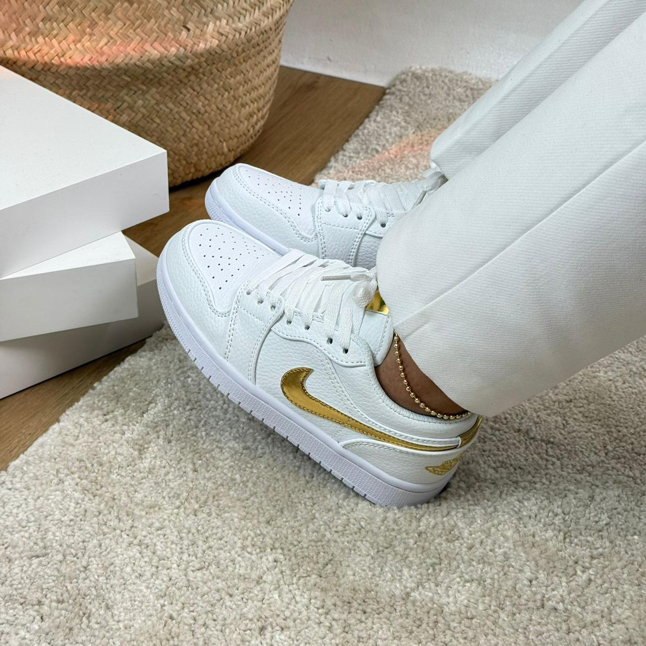 NIKE AIR JORDAN 1 LOW