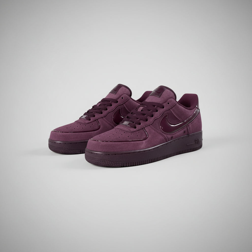 NIKE AIR FORCE 1 ’07 BURDEOS