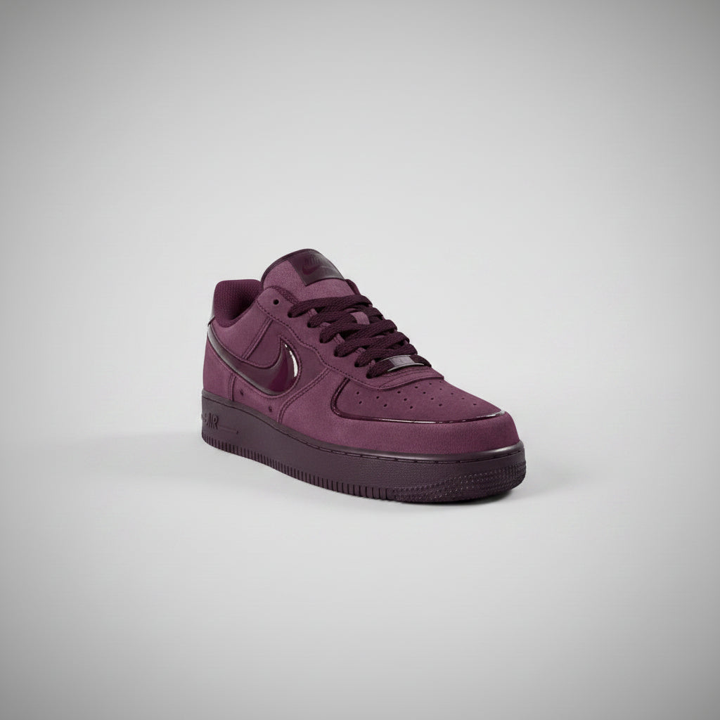 NIKE AIR FORCE 1 ’07 BURDEOS
